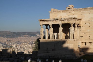 Atina, Yunanistan, Parthenon Tapınağı ile Akropolisi. Ünlü eski Parthenon Tapınağı Atina ana dönüm noktası olduğunu. Herodes Atticus, Erechtheion Caryatid sundurma isimlerinden kenti Odeon görünümünü.