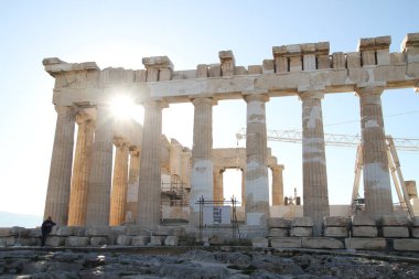 Atina, Yunanistan, Parthenon Tapınağı ile Akropolisi. Ünlü eski Parthenon Tapınağı Atina ana dönüm noktası olduğunu. Herodes Atticus, Erechtheion Caryatid sundurma isimlerinden kenti Odeon görünümünü.