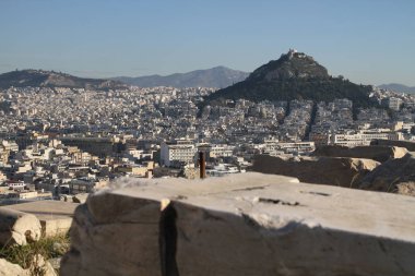Atina, Yunanistan, Parthenon Tapınağı ile Akropolisi. Ünlü eski Parthenon Tapınağı Atina ana dönüm noktası olduğunu. Herodes Atticus, Erechtheion Caryatid sundurma isimlerinden kenti Odeon görünümünü.