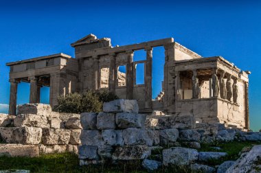 Atina, Yunanistan, Parthenon Tapınağı ile Akropolisi. Ünlü eski Parthenon Tapınağı Atina ana dönüm noktası olduğunu. Herodes Atticus, Erechtheion Caryatid sundurma isimlerinden kenti Odeon görünümünü.