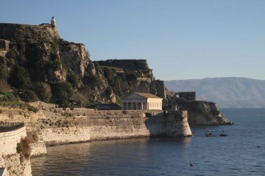 Korfu (Korfu) görünümü. Korfu - Corfu Island, Yunanistan başkenti. Panagia Vlacherna ve ada, Pontikonissi (mouse Adası) Vigla, Corfu yakınındaki.