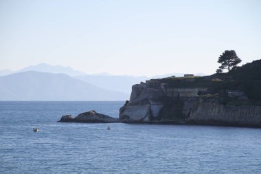 Korfu (Korfu) görünümü. Korfu - Corfu Island, Yunanistan başkenti. Panagia Vlacherna ve ada, Pontikonissi (mouse Adası) Vigla, Corfu yakınındaki.