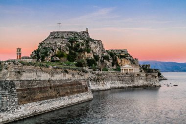 Korfu (Korfu) görünümü. Korfu - Corfu Island, Yunanistan başkenti. Panagia Vlacherna ve ada, Pontikonissi (mouse Adası) Vigla, Corfu yakınındaki.