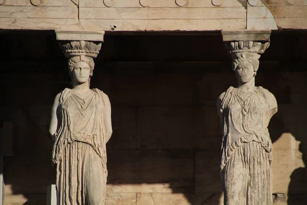 パルテノン神殿と ギリシャのアテネのアクロポリス 有名な古いパルテノン神殿はアテネの主要なランドマークです ヘローデスアティコス音楽堂 エレクテ カリアティッドの玄関前の数字の表示 — ストック写真