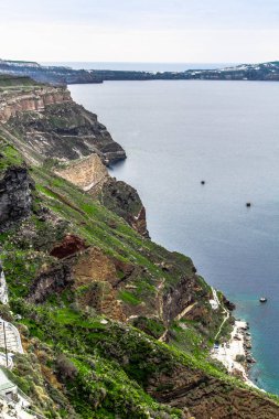 Santorini, Yunanistan. Şaşırtıcı Santorini doğa görünümünü, Santorini, Geleneksel Kikladik Santorini evleri, Oia Köyü, Fira, volkan caldera. Geleneksel ve ünlü Kiklad evleri ve kiliseleri Caldera, Ege Denizi üzerinde mavi kubbeler ile.