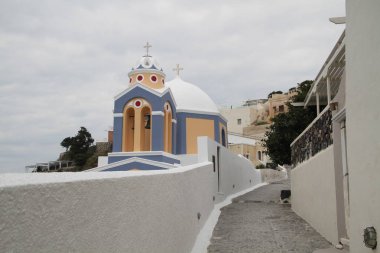Santorini, Yunanistan. Şaşırtıcı Santorini doğa görünümünü, Santorini, Geleneksel Kikladik Santorini evleri, Oia Köyü, Fira, volkan caldera. Geleneksel ve ünlü Kiklad evleri ve kiliseleri Caldera, Ege Denizi üzerinde mavi kubbeler ile.