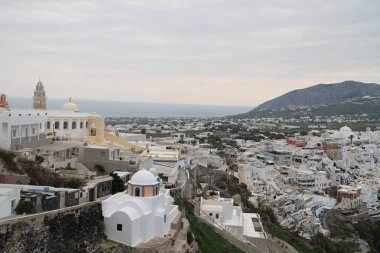 Santorini, Yunanistan. Şaşırtıcı Santorini doğa görünümünü, Santorini, Geleneksel Kikladik Santorini evleri, Oia Köyü, Fira, volkan caldera. Geleneksel ve ünlü Kiklad evleri ve kiliseleri Caldera, Ege Denizi üzerinde mavi kubbeler ile.