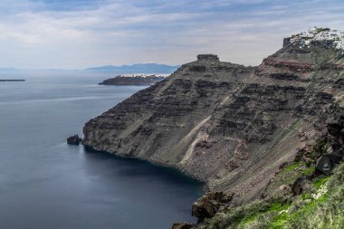 Santorini, Yunanistan. Şaşırtıcı Santorini doğa görünümünü, Santorini, Geleneksel Kikladik Santorini evleri, Oia Köyü, Fira, volkan caldera. Geleneksel ve ünlü Kiklad evleri ve kiliseleri Caldera, Ege Denizi üzerinde mavi kubbeler ile.