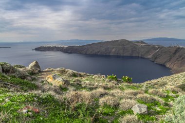 Santorini, Yunanistan. Şaşırtıcı Santorini doğa görünümünü, Santorini, Geleneksel Kikladik Santorini evleri, Oia Köyü, Fira, volkan caldera. Geleneksel ve ünlü Kiklad evleri ve kiliseleri Caldera, Ege Denizi üzerinde mavi kubbeler ile.