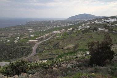 Santorini, Yunanistan. Şaşırtıcı Santorini doğa görünümünü, Santorini, Geleneksel Kikladik Santorini evleri, Oia Köyü, Fira, volkan caldera. Geleneksel ve ünlü Kiklad evleri ve kiliseleri Caldera, Ege Denizi üzerinde mavi kubbeler ile.