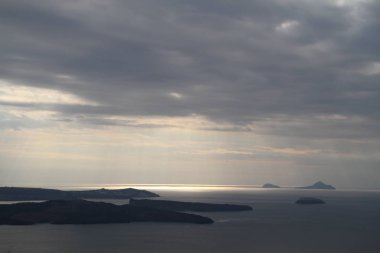 Santorini, Yunanistan. Şaşırtıcı Santorini doğa görünümünü, Santorini, Geleneksel Kikladik Santorini evleri, Oia Köyü, Fira, volkan caldera. Geleneksel ve ünlü Kiklad evleri ve kiliseleri Caldera, Ege Denizi üzerinde mavi kubbeler ile.