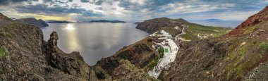 Santorini, Yunanistan. Şaşırtıcı Santorini doğa görünümünü, Santorini, Geleneksel Kikladik Santorini evleri, Oia Köyü, Fira, volkan caldera. Geleneksel ve ünlü Kiklad evleri ve kiliseleri Caldera, Ege Denizi üzerinde mavi kubbeler ile.