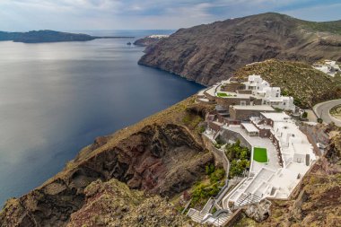 Santorini, Yunanistan. Şaşırtıcı Santorini doğa görünümünü, Santorini, Geleneksel Kikladik Santorini evleri, Oia Köyü, Fira, volkan caldera. Geleneksel ve ünlü Kiklad evleri ve kiliseleri Caldera, Ege Denizi üzerinde mavi kubbeler ile.