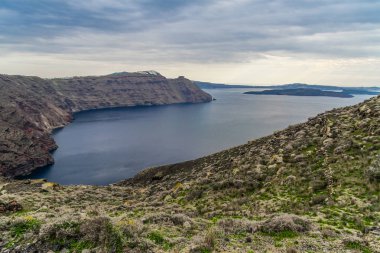 Santorini, Yunanistan. Şaşırtıcı Santorini doğa görünümünü, Santorini, Geleneksel Kikladik Santorini evleri, Oia Köyü, Fira, volkan caldera. Geleneksel ve ünlü Kiklad evleri ve kiliseleri Caldera, Ege Denizi üzerinde mavi kubbeler ile.