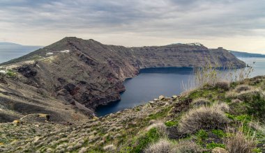 Santorini, Yunanistan. Şaşırtıcı Santorini doğa görünümünü, Santorini, Geleneksel Kikladik Santorini evleri, Oia Köyü, Fira, volkan caldera. Geleneksel ve ünlü Kiklad evleri ve kiliseleri Caldera, Ege Denizi üzerinde mavi kubbeler ile.