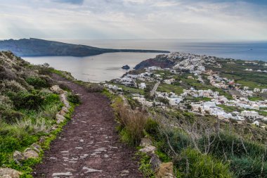 Santorini, Yunanistan. Şaşırtıcı Santorini doğa görünümünü, Santorini, Geleneksel Kikladik Santorini evleri, Oia Köyü, Fira, volkan caldera. Geleneksel ve ünlü Kiklad evleri ve kiliseleri Caldera, Ege Denizi üzerinde mavi kubbeler ile.