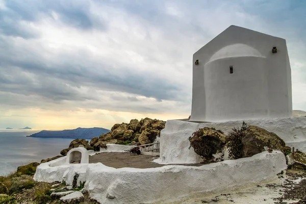 Santorini, Yunanistan. Şaşırtıcı Santorini doğa görünümünü, Santorini, Geleneksel Kikladik Santorini evleri, Oia Köyü, Fira, volkan caldera. Geleneksel ve ünlü Kiklad evleri ve kiliseleri Caldera, Ege Denizi üzerinde mavi kubbeler ile.