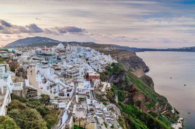 Santorini, Yunanistan. Şaşırtıcı Santorini doğa görünümünü, Santorini, Geleneksel Kikladik Santorini evleri, Oia Köyü, Fira, volkan caldera. Geleneksel ve ünlü Kiklad evleri ve kiliseleri Caldera, Ege Denizi üzerinde mavi kubbeler ile.