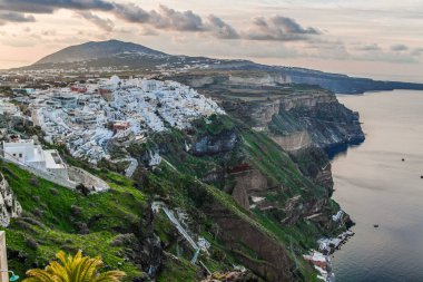 Santorini, Yunanistan. Şaşırtıcı Santorini doğa görünümünü, Santorini, Geleneksel Kikladik Santorini evleri, Oia Köyü, Fira, volkan caldera. Geleneksel ve ünlü Kiklad evleri ve kiliseleri Caldera, Ege Denizi üzerinde mavi kubbeler ile.