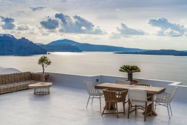 Santorini, Yunanistan. Şaşırtıcı Santorini doğa görünümünü, Santorini, Geleneksel Kikladik Santorini evleri, Oia Köyü, Fira, volkan caldera. Geleneksel ve ünlü Kiklad evleri ve kiliseleri Caldera, Ege Denizi üzerinde mavi kubbeler ile.