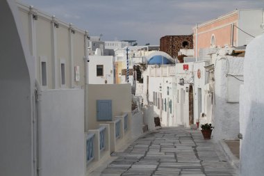 Santorini, Yunanistan. Şaşırtıcı Santorini doğa görünümünü, Santorini, Geleneksel Kikladik Santorini evleri, Oia Köyü, Fira, volkan caldera. Geleneksel ve ünlü Kiklad evleri ve kiliseleri Caldera, Ege Denizi üzerinde mavi kubbeler ile.
