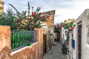 Santorini, Yunanistan. Şaşırtıcı Santorini doğa görünümünü, Santorini, Geleneksel Kikladik Santorini evleri, Oia Köyü, Fira, volkan caldera. Geleneksel ve ünlü Kiklad evleri ve kiliseleri Caldera, Ege Denizi üzerinde mavi kubbeler ile.