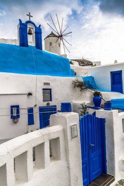Santorini, Yunanistan. Şaşırtıcı Santorini doğa görünümünü, Santorini, Geleneksel Kikladik Santorini evleri, Oia Köyü, Fira, volkan caldera. Geleneksel ve ünlü Kiklad evleri ve kiliseleri Caldera, Ege Denizi üzerinde mavi kubbeler ile.