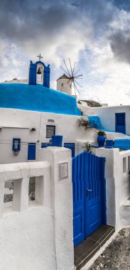 Santorini, Yunanistan. Şaşırtıcı Santorini doğa görünümünü, Santorini, Geleneksel Kikladik Santorini evleri, Oia Köyü, Fira, volkan caldera. Geleneksel ve ünlü Kiklad evleri ve kiliseleri Caldera, Ege Denizi üzerinde mavi kubbeler ile.