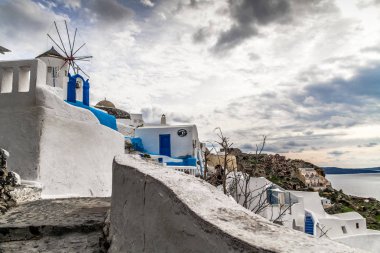 Santorini, Yunanistan. Şaşırtıcı Santorini doğa görünümünü, Santorini, Geleneksel Kikladik Santorini evleri, Oia Köyü, Fira, volkan caldera. Geleneksel ve ünlü Kiklad evleri ve kiliseleri Caldera, Ege Denizi üzerinde mavi kubbeler ile.
