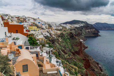 Santorini, Yunanistan. Şaşırtıcı Santorini doğa görünümünü, Santorini, Geleneksel Kikladik Santorini evleri, Oia Köyü, Fira, volkan caldera. Geleneksel ve ünlü Kiklad evleri ve kiliseleri Caldera, Ege Denizi üzerinde mavi kubbeler ile.