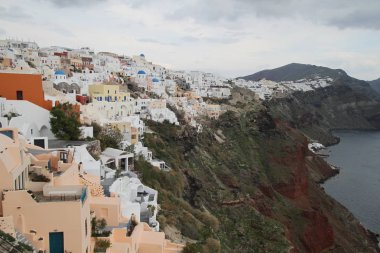 Santorini, Yunanistan. Şaşırtıcı Santorini doğa görünümünü, Santorini, Geleneksel Kikladik Santorini evleri, Oia Köyü, Fira, volkan caldera. Geleneksel ve ünlü Kiklad evleri ve kiliseleri Caldera, Ege Denizi üzerinde mavi kubbeler ile.