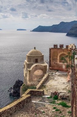 Santorini, Yunanistan. Şaşırtıcı Santorini doğa görünümünü, Santorini, Geleneksel Kikladik Santorini evleri, Oia Köyü, Fira, volkan caldera. Geleneksel ve ünlü Kiklad evleri ve kiliseleri Caldera, Ege Denizi üzerinde mavi kubbeler ile.
