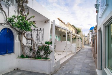 Santorini, Yunanistan. Şaşırtıcı Santorini doğa görünümünü, Santorini, Geleneksel Kikladik Santorini evleri, Oia Köyü, Fira, volkan caldera. Geleneksel ve ünlü Kiklad evleri ve kiliseleri Caldera, Ege Denizi üzerinde mavi kubbeler ile.