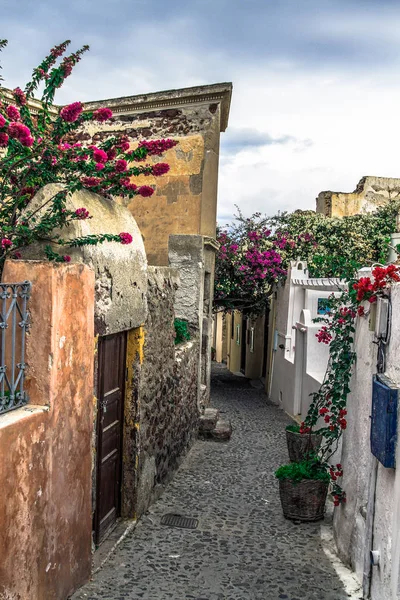 Santorini, Yunanistan. Şaşırtıcı Santorini doğa görünümünü, Santorini, Geleneksel Kikladik Santorini evleri, Oia Köyü, Fira, volkan caldera. Geleneksel ve ünlü Kiklad evleri ve kiliseleri Caldera, Ege Denizi üzerinde mavi kubbeler ile.