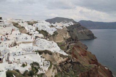 Santorini, Yunanistan. Şaşırtıcı Santorini doğa görünümünü, Santorini, Geleneksel Kikladik Santorini evleri, Oia Köyü, Fira, volkan caldera. Geleneksel ve ünlü Kiklad evleri ve kiliseleri Caldera, Ege Denizi üzerinde mavi kubbeler ile.