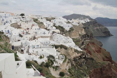 Santorini, Yunanistan. Şaşırtıcı Santorini doğa görünümünü, Santorini, Geleneksel Kikladik Santorini evleri, Oia Köyü, Fira, volkan caldera. Geleneksel ve ünlü Kiklad evleri ve kiliseleri Caldera, Ege Denizi üzerinde mavi kubbeler ile.