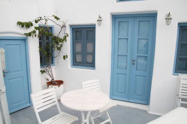 Santorini, Yunanistan. Şaşırtıcı Santorini doğa görünümünü, Santorini, Geleneksel Kikladik Santorini evleri, Oia Köyü, Fira, volkan caldera. Geleneksel ve ünlü Kiklad evleri ve kiliseleri Caldera, Ege Denizi üzerinde mavi kubbeler ile.