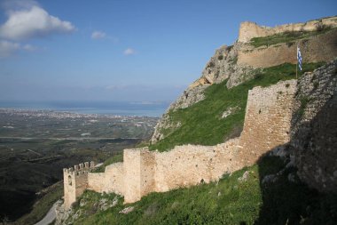 Acrocorinth, üst Korint Kalesi, antik Corinth, Akropolisi antik şehir Corinth, Yunanistan nezaret yekpare kayadır. Arkeolojik Acrocorinth, Peloponnese, Yunanistan eski Corinth Akropolisi.