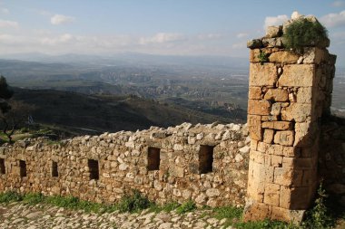 Acrocorinth, üst Korint Kalesi, antik Corinth, Akropolisi antik şehir Corinth, Yunanistan nezaret yekpare kayadır. Arkeolojik Acrocorinth, Peloponnese, Yunanistan eski Corinth Akropolisi.