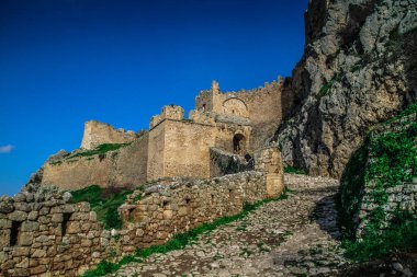 Acrocorinth, üst Korint Kalesi, antik Corinth, Akropolisi antik şehir Corinth, Yunanistan nezaret yekpare kayadır. Arkeolojik Acrocorinth, Peloponnese, Yunanistan eski Corinth Akropolisi.