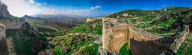 Acrocorinth, üst Korint Kalesi, antik Corinth, Akropolisi antik şehir Corinth, Yunanistan nezaret yekpare kayadır. Arkeolojik Acrocorinth, Peloponnese, Yunanistan eski Corinth Akropolisi.
