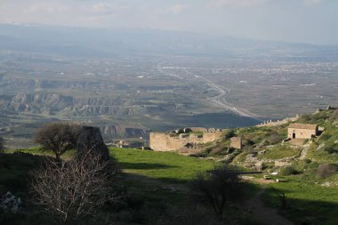 Acrocorinth, üst Korint Kalesi, antik Corinth, Akropolisi antik şehir Corinth, Yunanistan nezaret yekpare kayadır. Arkeolojik Acrocorinth, Peloponnese, Yunanistan eski Corinth Akropolisi.