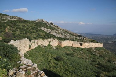 Acrocorinth, üst Korint Kalesi, antik Corinth, Akropolisi antik şehir Corinth, Yunanistan nezaret yekpare kayadır. Arkeolojik Acrocorinth, Peloponnese, Yunanistan eski Corinth Akropolisi.