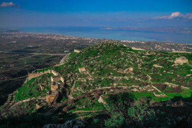 Acrocorinth, üst Korint Kalesi, antik Corinth, Akropolisi antik şehir Corinth, Yunanistan nezaret yekpare kayadır. Arkeolojik Acrocorinth, Peloponnese, Yunanistan eski Corinth Akropolisi.