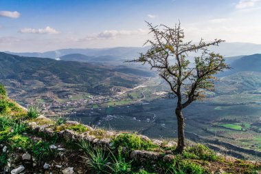 Acrocorinth, üst Korint Kalesi, antik Corinth, Akropolisi antik şehir Corinth, Yunanistan nezaret yekpare kayadır. Arkeolojik Acrocorinth, Peloponnese, Yunanistan eski Corinth Akropolisi.