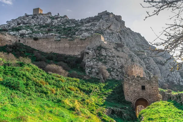 Acrocorinth, üst Korint Kalesi, antik Corinth, Akropolisi antik şehir Corinth, Yunanistan nezaret yekpare kayadır. Arkeolojik Acrocorinth, Peloponnese, Yunanistan eski Corinth Akropolisi.
