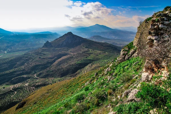 Acrocorinth, üst Korint Kalesi, antik Corinth, Akropolisi antik şehir Corinth, Yunanistan nezaret yekpare kayadır. Arkeolojik Acrocorinth, Peloponnese, Yunanistan eski Corinth Akropolisi.