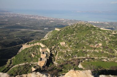 Acrocorinth, üst Korint Kalesi, antik Corinth, Akropolisi antik şehir Corinth, Yunanistan nezaret yekpare kayadır. Arkeolojik Acrocorinth, Peloponnese, Yunanistan eski Corinth Akropolisi.