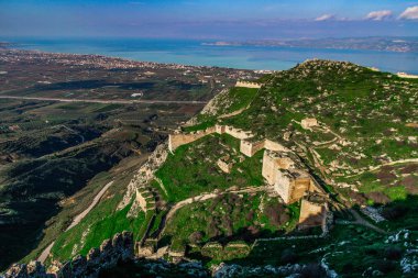 Acrocorinth, üst Korint Kalesi, antik Corinth, Akropolisi antik şehir Corinth, Yunanistan nezaret yekpare kayadır. Arkeolojik Acrocorinth, Peloponnese, Yunanistan eski Corinth Akropolisi.