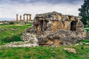 Peloponnese, Yunanistan eski Corinth kalıntıları. Arkeoloji arka plan, Apollon Tapınağı (6 c. M.Ö.) Antik Corinth, Antik Yunanistan içinde.